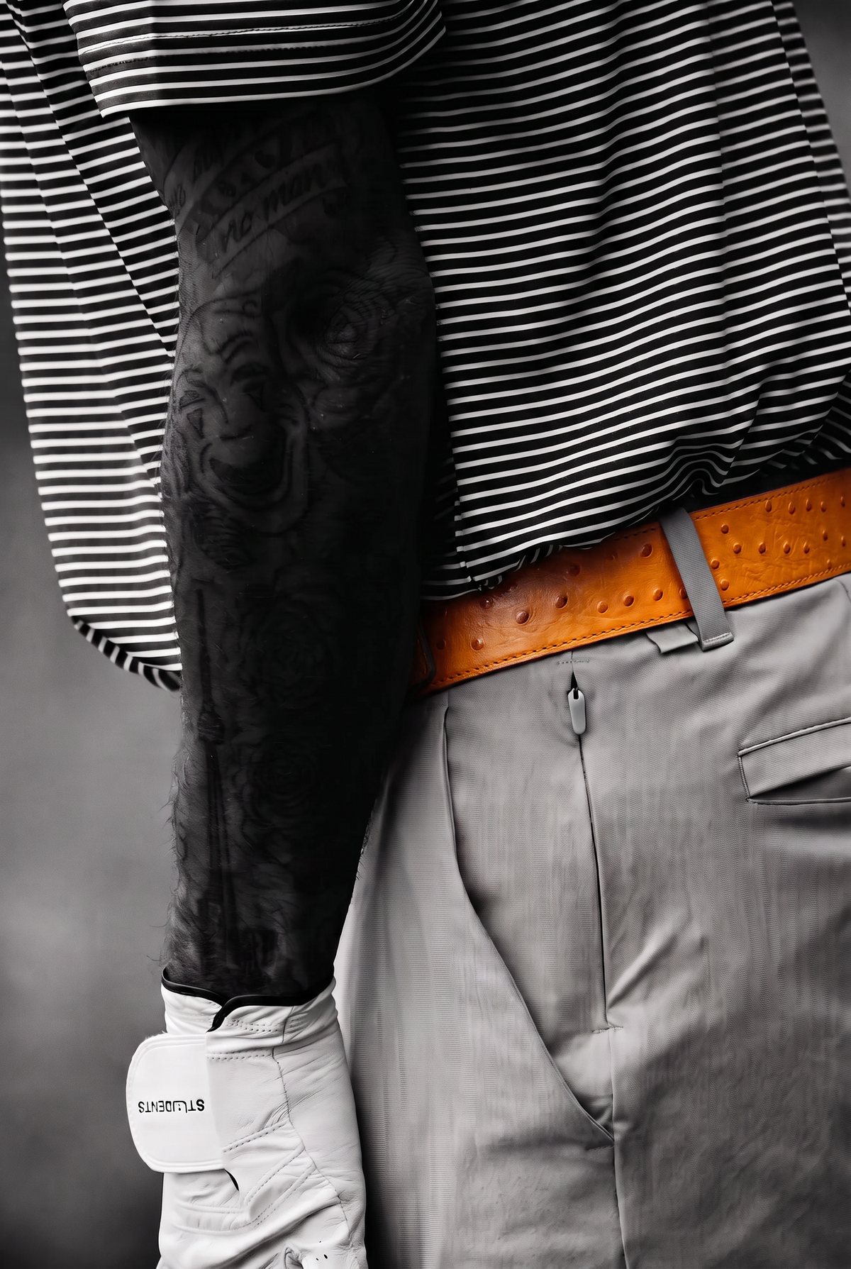 Golfer wearing an ostrich-embossed Dartee belt